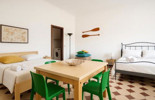 PARATICO - Lakefront Apartment with Pool Access & Free Parking - Foto 4