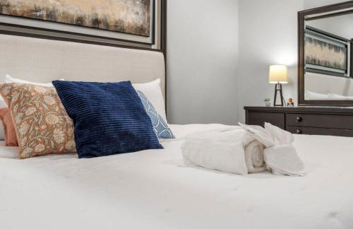 NEW Elegant Downtown Escape with Modern Comforts - Foto 31