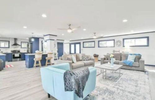 NEW! Lakefront|Lux|Games|HotTub|Dock|Friends+Fam! - Foto 14