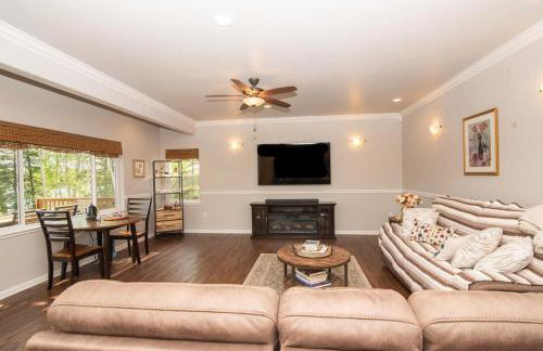 Serene Four Bedroom Lakefront Home - Foto 2