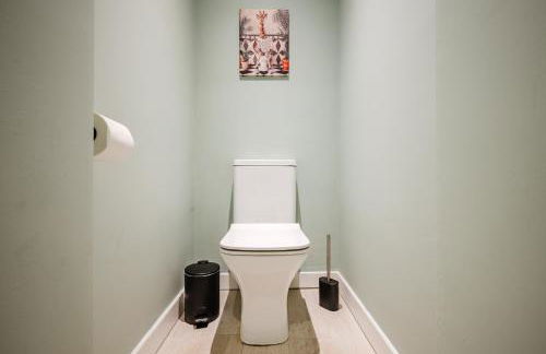 Bright 4BR Home with Garden with Free Parking and Sleeps up to 9 - Foto 18