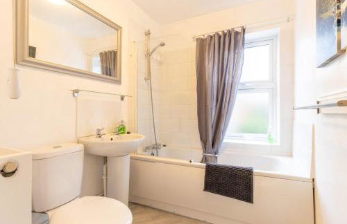 NEW! 2BR House in Leamington Spa by Clarendon Stays , Ideal for Professionals, Free Parking, WiFi, Smart TV! - Foto 15