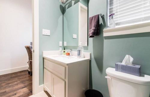 Stunning Townhome Near Uptown - Photo 32