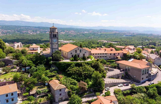 Modern Comfort With Shared Pool & Lush Green Surroundings in Kastav - Foto 47