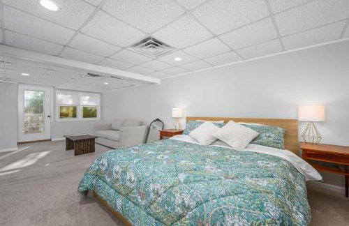 Cozy Cape Retreat with Fenced Yard Fire Pit - Foto 27