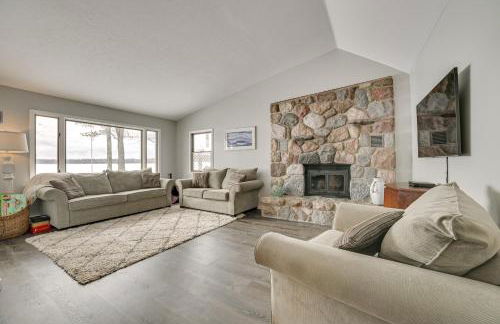 Dock and Views Lake Mitchell Home in Cadillac! - Foto 1