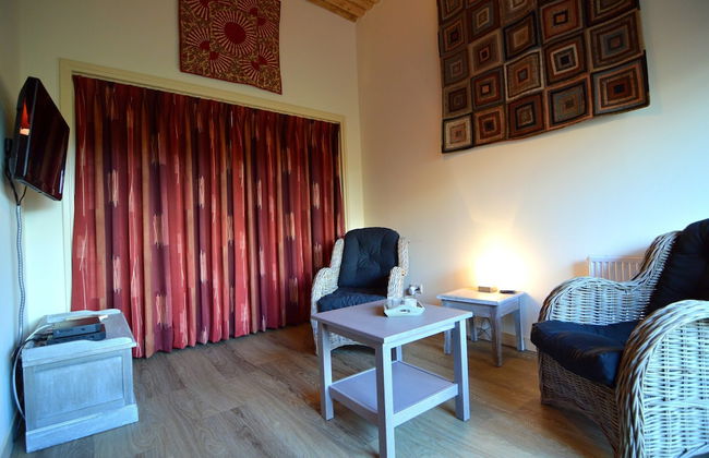 Romantic Farmhouse Escape - Photo 6