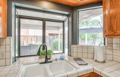 Stylish 3BR/2BA Retreat w/ Pool! Dream Getaway - Foto 16