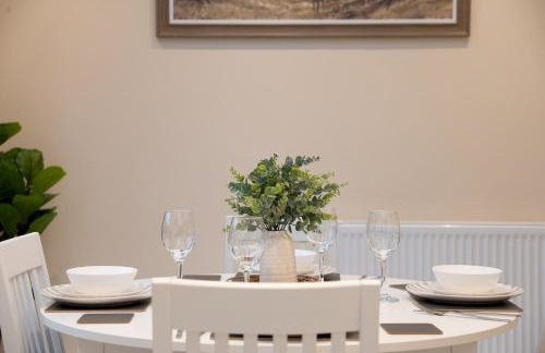 Spacious 4BR Home Walk to Station Parking - Pass the Keys - Foto 20