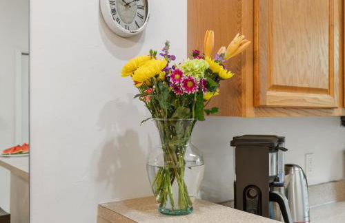 Convenient & Inviting - Fully-Equipped 2BD Condo - Foto 22