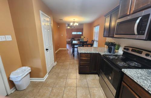 4BR 2BA Family Home On a Lake - Foto 22