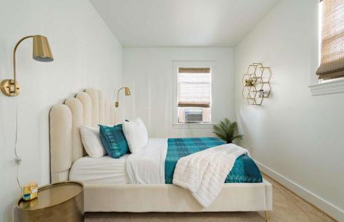 The Art Deco Lounge - 95 WalkScore - Live Music - Photo 2