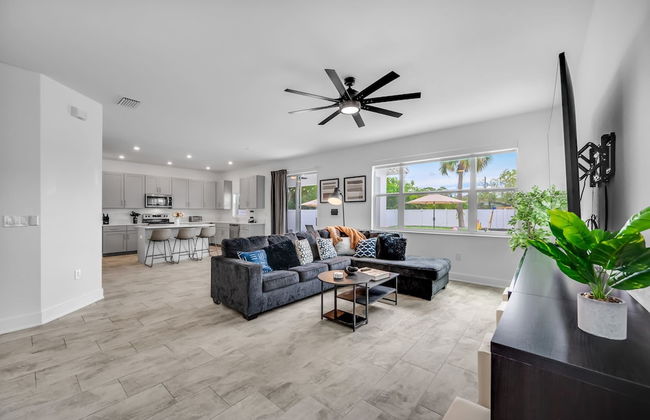 Luxury Home w Heated Pool, Gym, Playground & More! - Foto 23