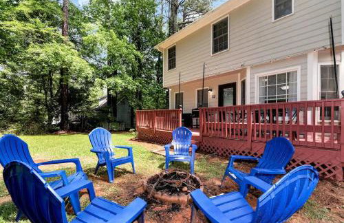 4BR Cozy Family Retreat Near Mall of GA, Near Lake Lanier - Sleeps 10 - Foto 2