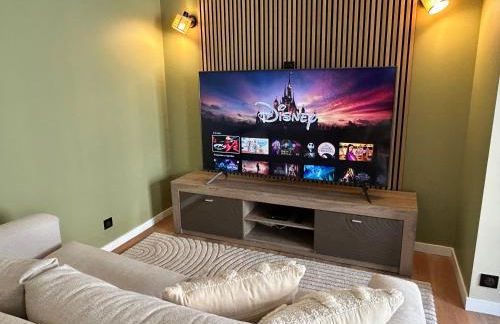 Sweet and comfy in Hyper City center with Netflix, Prime and Disney Plus included - Foto 3