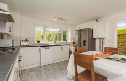 Spacious 5 Bedroom 11 Guest Family House in Horsham - Photo 14