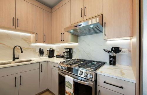 Modern 2BR2BA Condo Free Parking and Balcony - Foto 11