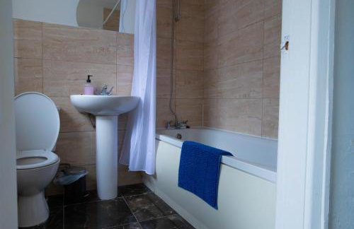 5BR House, Free Parking, Fast Wi-Fi, Sleeps 10 - Foto 25