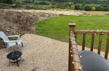 Oakley View Shepherds Hut with hot tub - Photo 11