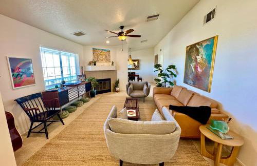 Epic Views, Huge House, Acres of J-Trees to explore, Hot Tub, Pool, AC, and Mini-Golf - Foto 15