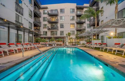 Hollywood Penthouse with Balcony & Pool View - Photo 14