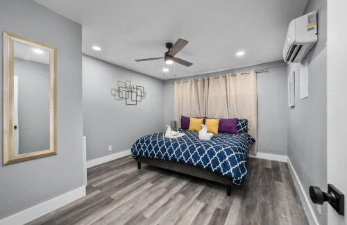 Modern 2BR City Center Getaway with Free Park - Foto 15