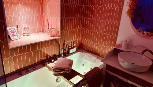 LOVE Room - Balnéo - Ciel Etoilé - Free Wifi - Netflix - Hyper Centre - Foto 4