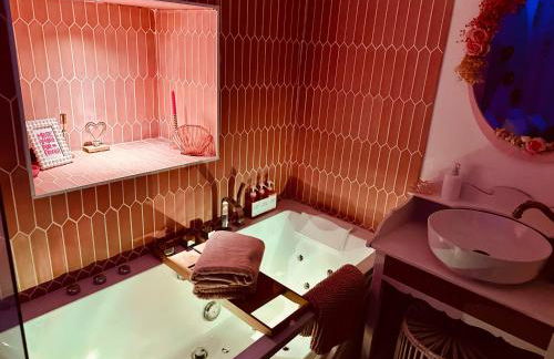 LOVE Room - Balnéo - Ciel Etoilé - Free Wifi - Netflix - Hyper Centre - Foto 4