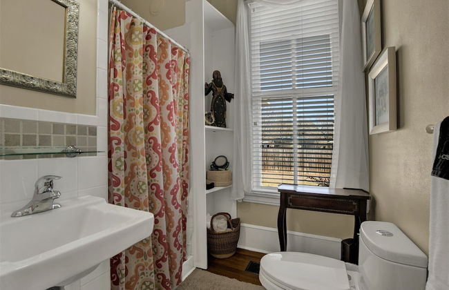 Beautiful and Unique Home With Fireplace and Pool! - Photo 26