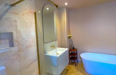 Spacious home in Leeds ideal for gatherings with free parking - Foto 29