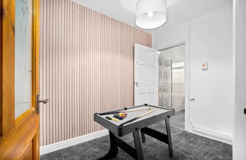 Stylish 3 Bedroom House - Garden - Pool Table - Parking 165M - Foto 6