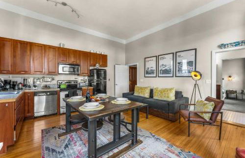 Beautiful Mountain Views in Iconic Building - Foto 17