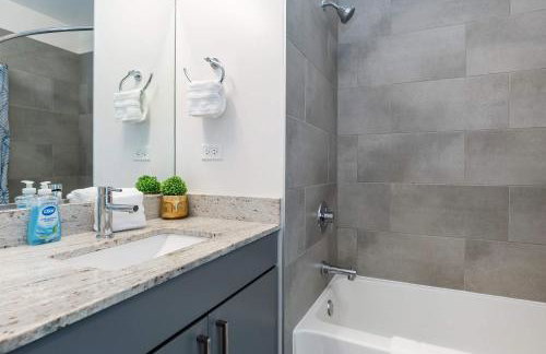 1BR City Loft With Modern Glass Views - Foto 15