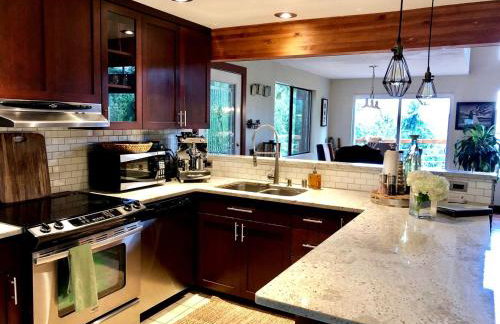 Stylish Lake Cabin with a Sauna and Hot Tub in Bellingham, Washington - Foto 3