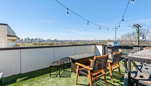Jack Daniels House with Rooftop Golf, City views! 8min to Whiskey Row! Sleeps 10! - Foto 2