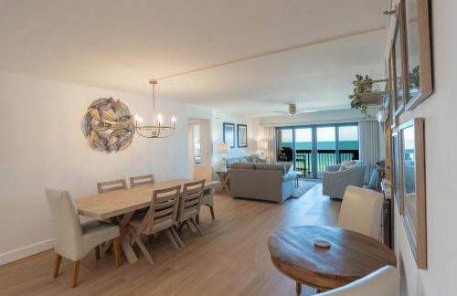 Luxury direct oceanfront corner with a large private balcony, heated pool and garage - Photo 25