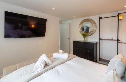 Luxe Detached 3 Bed Luxe House on Exclusive Private Estate Close to Coast Free Hot Tub Sleeps 6 Private Parking for 2 Cars - Photo 62