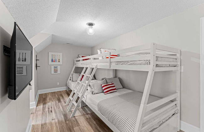 Winding Down by Avantstay Sleeps 20 + Dock, View - Photo 36