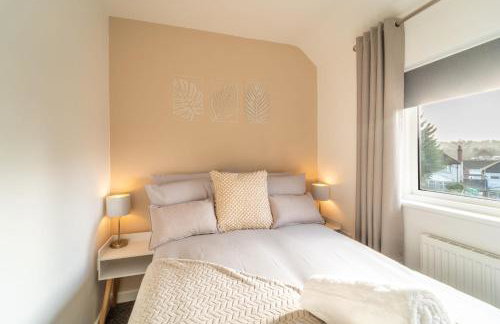 Cosy 3-Bed House With Parking, 5 Mins to QE & Uni - Photo 21