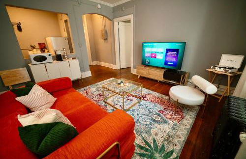 Uptown Funk Getaway with Parking & Walk To Stadiums, Nightlife - Foto 1