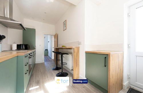 Explore Welsh Wonders, 3 Bedroom House By The One Retreats Short Lets & Serviced Accommodation Treharris - Foto 16