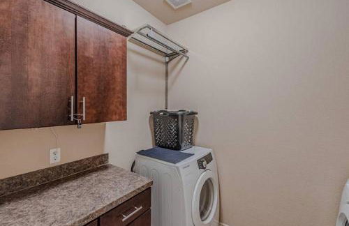 The Castle! by the Lake with Pool & Balcony West Plano - Foto 26