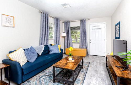 Walk to Downtown - 7min to beach - King bed & Free parking - Foto 9