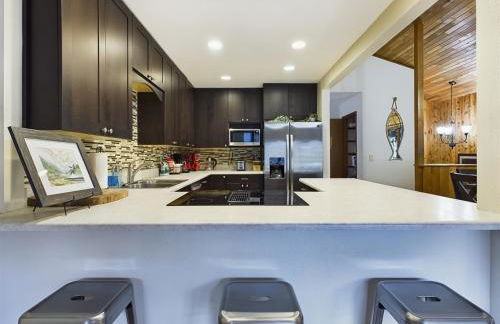 Updated Duplex with Mountain & Filtered Water View - Foto 43