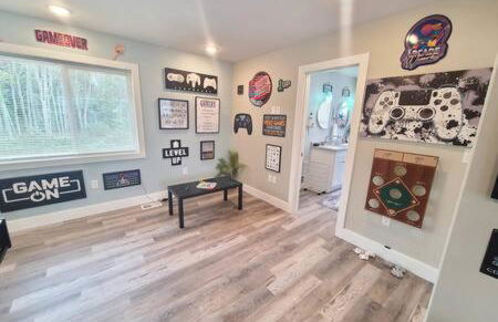 Stunning Lake Home w arcade and huge deck - Foto 21