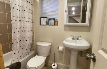 Chic 4 Br, 2Ba Apt in SE DC - Photo 15