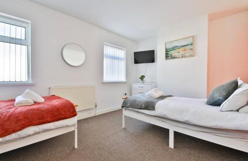 3-Bed Contractor Ready Stay Near City & M4 Access with Parking & Wi-Fi - Foto 11