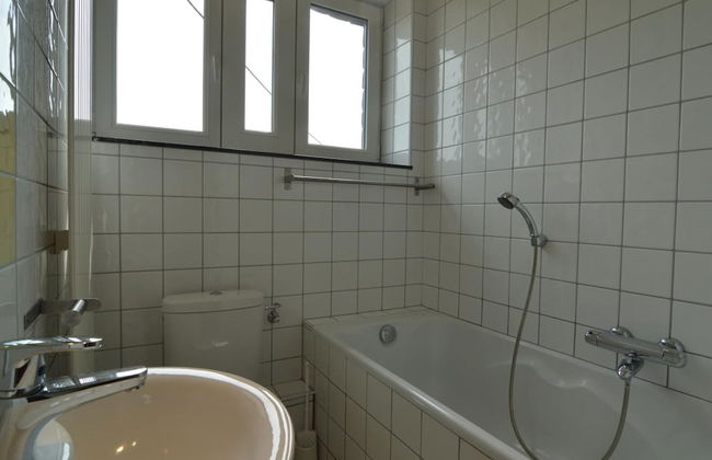 Grand Villa With Bubble Bath - Photo 36