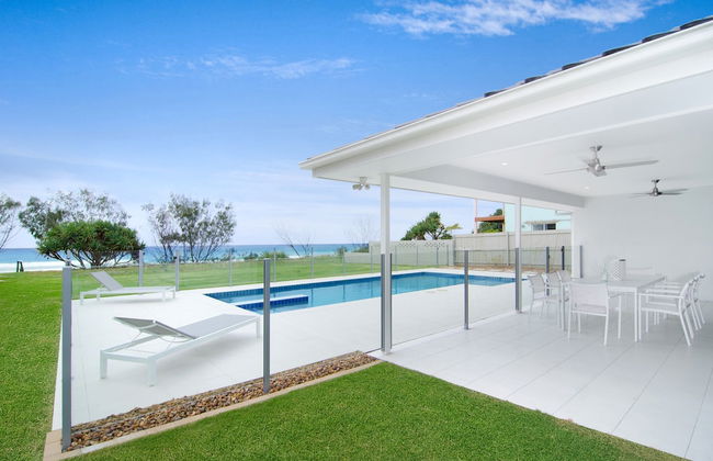 Sentosa at Tugun Beachfront Holiday Home - Photo 1