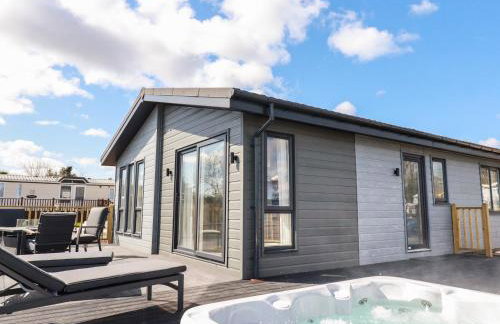 Acorn Lodge - Photo 1